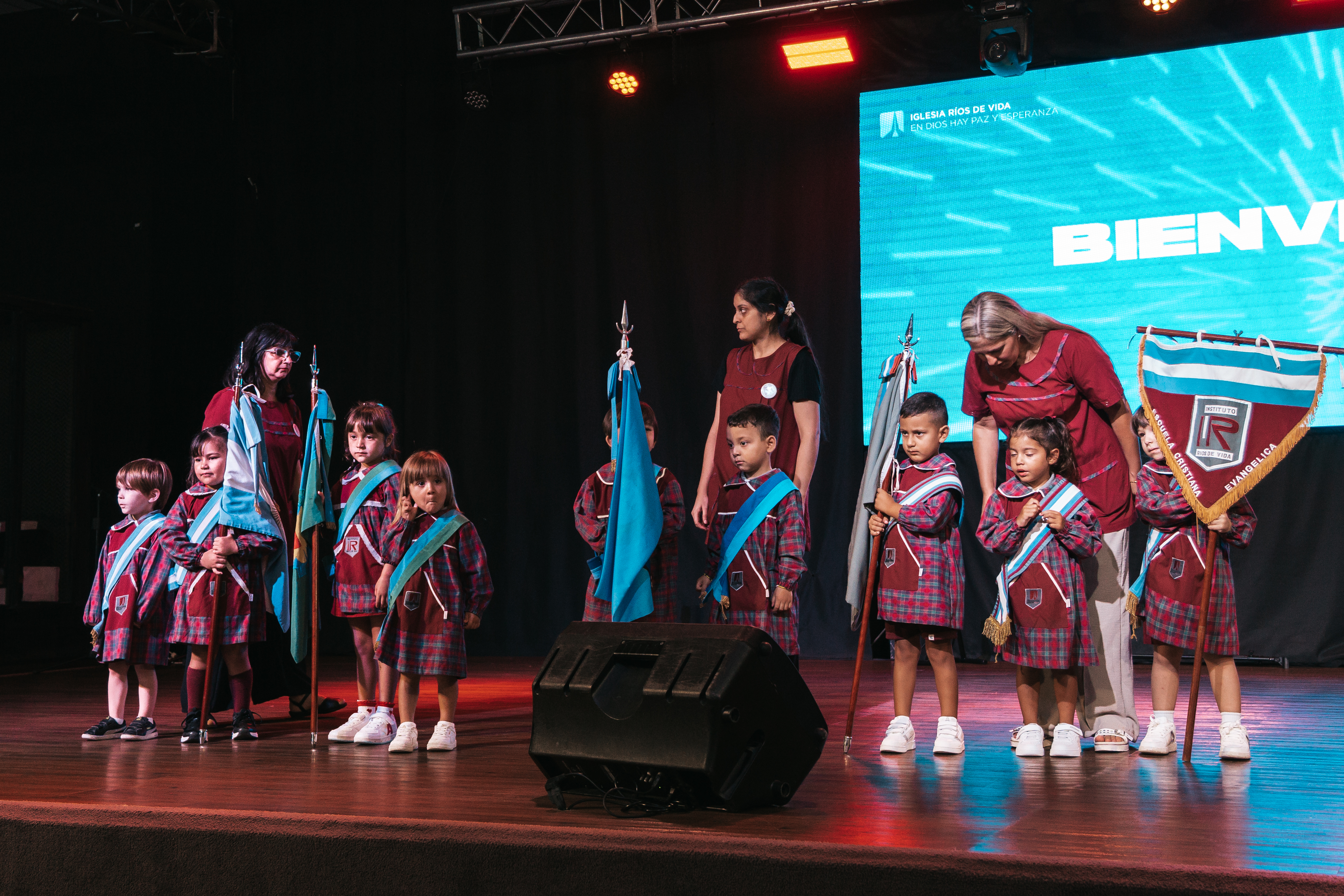 Alumna abanderada del Instituto Ríos de Vida